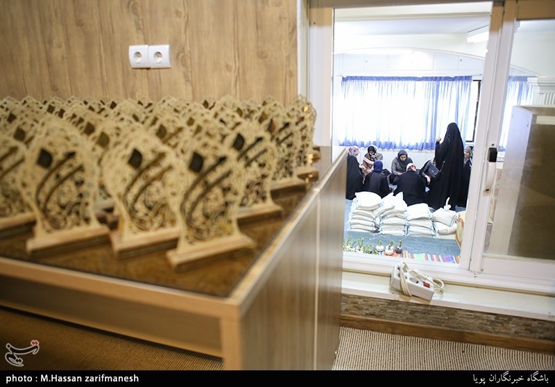 بسته بندی ارزاق و هدایای مادران سرپرست خانوار توسط گروه جهادی جمعیت مردمی امام حسنی