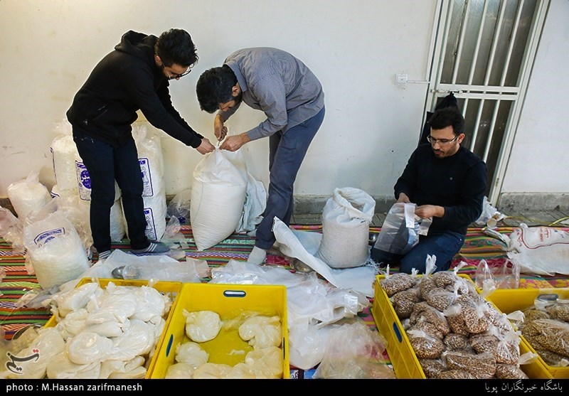 بسته بندی ارزاق و هدایای مادران سرپرست خانوار توسط گروه جهادی جمعیت مردمی امام حسنی