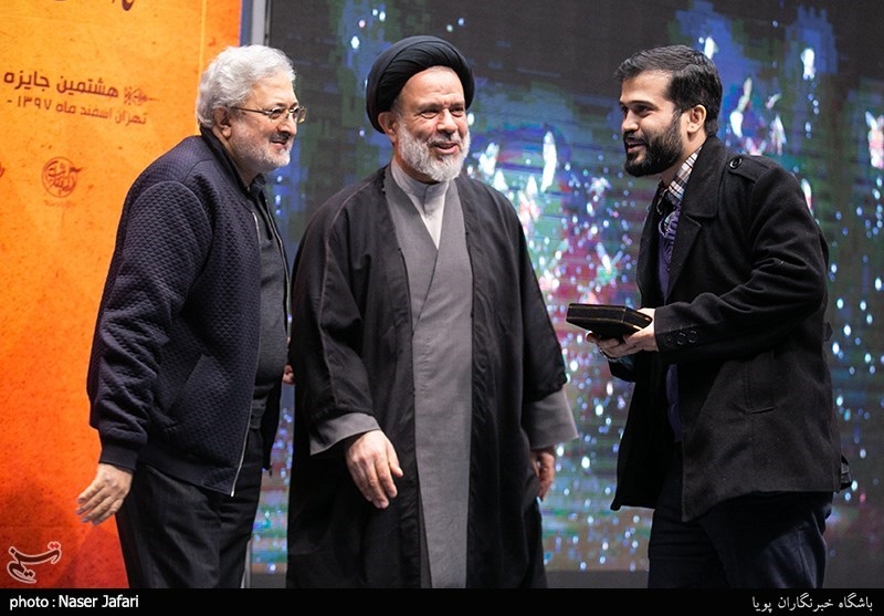 تقدیر از مجتبی برزگر خبرنگار خبرگزاری تسنیم در اختتامیه هشتمین جایزه سینمایی ققنوس