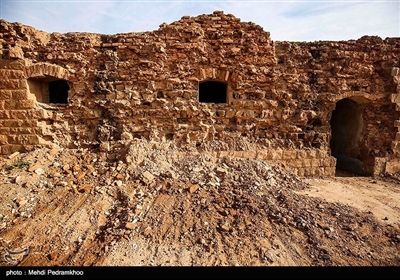 حمام قدیمی شهر نفت سفید که قدمت آن به دوران قاجاریه می رسد به علت عدم توجه در حال تخریب است.