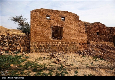 فت سفید در ۳۶ کیلومتری شهرستان هفتکل و ۵۵ کیلومتری اهواز در استان خوزستان قرار دارد که در سال ۱۹۳۸ میلادی مصادف با ۱۳۱۷ خورشیدی اولین میدان عظیم نفتی در آن کشف شد