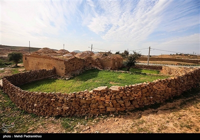 فت سفید در ۳۶ کیلومتری شهرستان هفتکل و ۵۵ کیلومتری اهواز در استان خوزستان قرار دارد که در سال ۱۹۳۸ میلادی مصادف با ۱۳۱۷ خورشیدی اولین میدان عظیم نفتی در آن کشف شد