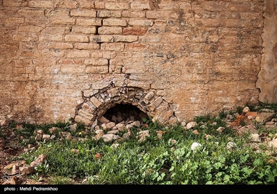 حمام قدیمی شهر نفت سفید که قدمت آن به دوران قاجاریه می رسد به علت عدم توجه در حال تخریب است.