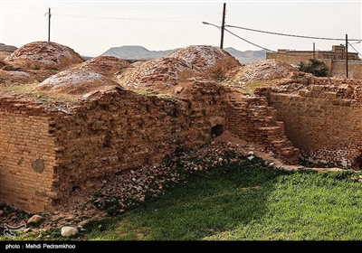 حمام قدیمی شهر نفت سفید که قدمت آن به دوران قاجاریه می رسد به علت عدم توجه در حال تخریب است.