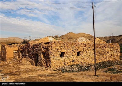 فت سفید در ۳۶ کیلومتری شهرستان هفتکل و ۵۵ کیلومتری اهواز در استان خوزستان قرار دارد که در سال ۱۹۳۸ میلادی مصادف با ۱۳۱۷ خورشیدی اولین میدان عظیم نفتی در آن کشف شد