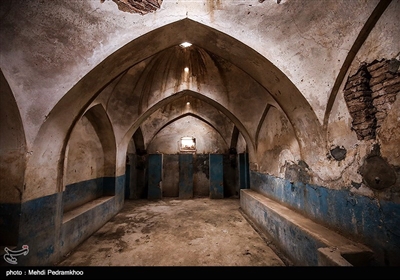 حمام قدیمی شهر نفت سفید که قدمت آن به دوران قاجاریه می رسد به علت عدم توجه در حال تخریب است.