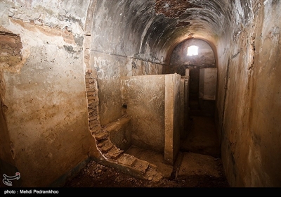 حمام قدیمی شهر نفت سفید که قدمت آن به دوران قاجاریه می رسد به علت عدم توجه در حال تخریب است.