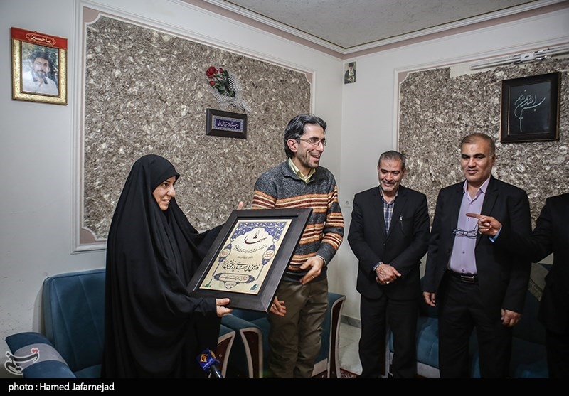 تجلیل جامعه قرآنی از سارا وهب فرزند شهید محمدعلی وهب رزمنده حزب الله لبنان