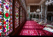 . ضلع شرقی نیز اتاق کنفرانس بوده و برای علوم دینی مورداستفاده قرارمی گیرد. کتابخانه این خانه تاریخی از حدود ۱۸ هزار جلد کتاب برخوردار است. 