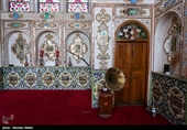 . ضلع شرقی نیز اتاق کنفرانس بوده و برای علوم دینی مورداستفاده قرارمی گیرد. کتابخانه این خانه تاریخی از حدود ۱۸ هزار جلد کتاب برخوردار است. 