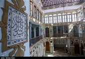 حوضخانه نیز بعنوان نگارخانه هنرمندان اسلامی ایرانی استفاده می شود که در آن  هنرمندان می توانند آثار خود را عرضه کنند. شاه نشین این خانه به موزه اختصاص یافته که آثار موزه نیز به دو بخش آثار فاخر و غیر فاخر تقسیم می شوند.