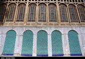 . ضلع شرقی نیز اتاق کنفرانس بوده و برای علوم دینی مورداستفاده قرارمی گیرد. کتابخانه این خانه تاریخی از حدود ۱۸ هزار جلد کتاب برخوردار است. 