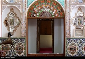 . ضلع شرقی نیز اتاق کنفرانس بوده و برای علوم دینی مورداستفاده قرارمی گیرد. کتابخانه این خانه تاریخی از حدود ۱۸ هزار جلد کتاب برخوردار است. 