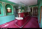 . ضلع شرقی نیز اتاق کنفرانس بوده و برای علوم دینی مورداستفاده قرارمی گیرد. کتابخانه این خانه تاریخی از حدود ۱۸ هزار جلد کتاب برخوردار است. تصویر