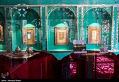 . ضلع شرقی نیز اتاق کنفرانس بوده و برای علوم دینی مورداستفاده قرارمی گیرد. کتابخانه این خانه تاریخی از حدود ۱۸ هزار جلد کتاب برخوردار است. 