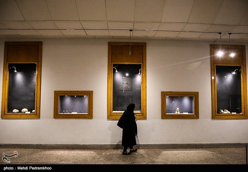 دارای شش تالار بزرگ است و آثار به نمایش درآمده در آن حاصل بخشی از حفاریهای منطقه شوش و چغازنبیل می باشد.