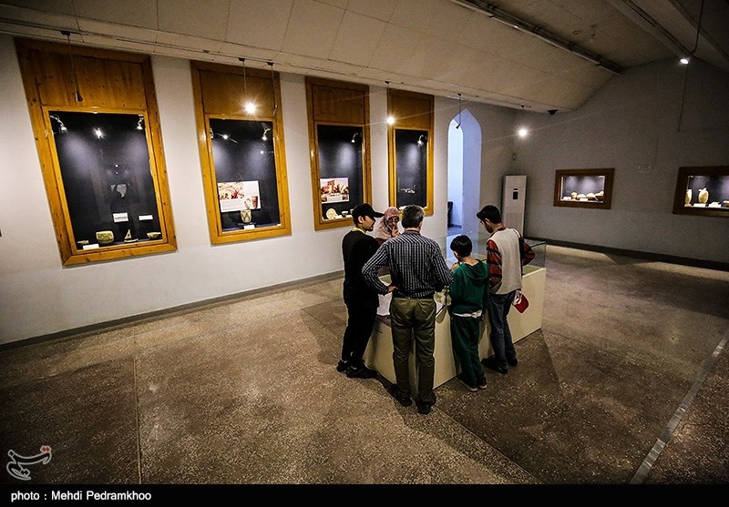 دارای شش تالار بزرگ است و آثار به نمایش درآمده در آن حاصل بخشی از حفاریهای منطقه شوش و چغازنبیل می باشد.