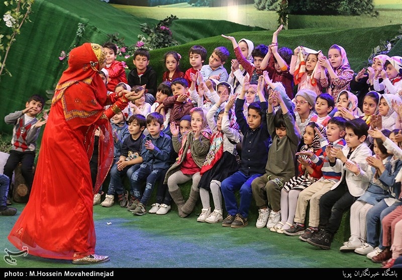 ملیکا زارعی مجری برنامه تلویزیونی دهکده کوهستانی