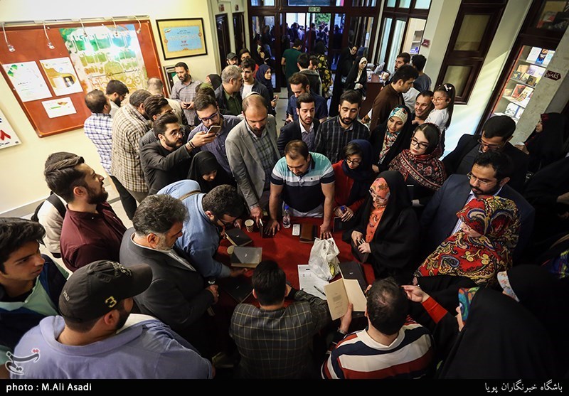 مراسم رونمایی از کتاب شعر ساده