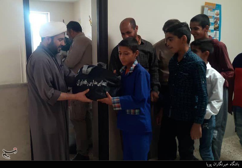 اقدام قابل تحسین دانش‌آموزان دبستانی برای کمک به کودکان سیل‌زده خوزستان