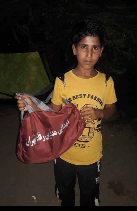 اقدام قابل تحسین دانش‌آموزان دبستانی برای کمک به کودکان سیل‌زده خوزستان