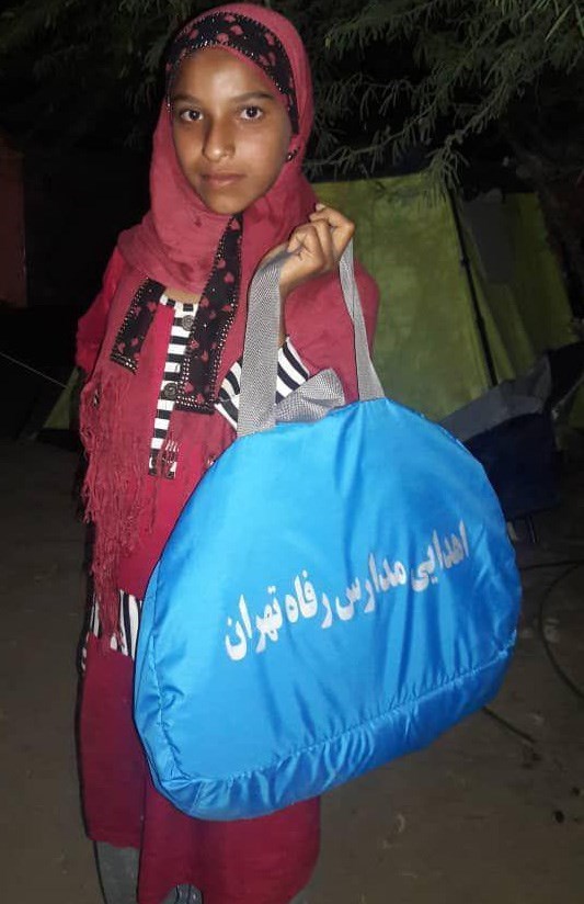 اقدام قابل تحسین دانش‌آموزان دبستانی برای کمک به کودکان سیل‌زده خوزستان