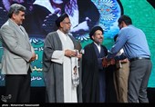 تقدیر از خانواده شهدا توسط حجت الاسلام علوی وزیر اطلاعات در مراسم سالگرد ارتحال سید آزادگان حجت الاسلام والمسلمین سید علی اکبر ابوترابی و پدر بزرگوارشان آیت الله سید عباس ابوترابی