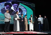 تقدیر از خانواده شهدا توسط حجت الاسلام علوی وزیر اطلاعات در مراسم سالگرد ارتحال سید آزادگان حجت الاسلام والمسلمین سید علی اکبر ابوترابی و پدر بزرگوارشان آیت الله سید عباس ابوترابی
