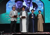 تقدیر از خانواده شهدا توسط حجت الاسلام علوی وزیر اطلاعات در مراسم سالگرد ارتحال سید آزادگان حجت الاسلام والمسلمین سید علی اکبر ابوترابی و پدر بزرگوارشان آیت الله سید عباس ابوترابی