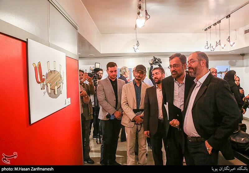 محسن مومنی شریف مدیر حوزه هنری در مراسم افتتاحیه نمایشگاه کارتون و کاریکاتور