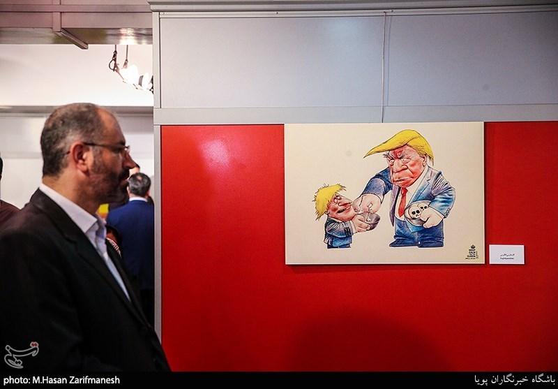 محسن مومنی شریف مدیر حوزه هنری در مراسم افتتاحیه نمایشگاه کارتون و کاریکاتور