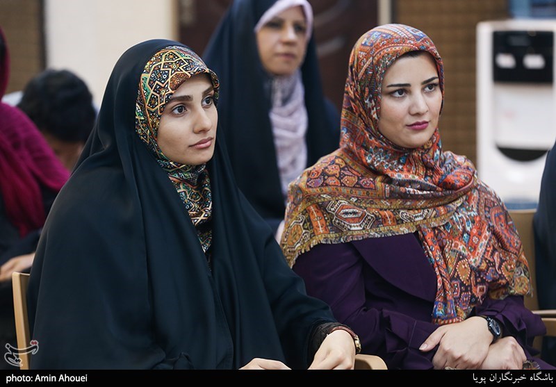 ساجده جبارپور شاعر کتاب مؤنث و فاطمه افشاریان شاعر