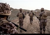 شرکت کنندگان بعد از اجرای تیراندازی دقت کلاشینکف و تپانچه برای مرحله بعد که حمل مجروح و پرتاب نارنجک است آماده می شوند
