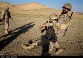 حمل مجروح توسط شرکت کنندگان در اولین دوره مسابقات تیراندازی یگان ویژه فاتحین