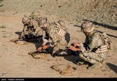 میدان تیر دقت سلاح کلاشنیکف AK-103 در آغاز مسابقه تیراندازی ترکیبی روز نخست مرحله نهایی اولین دوره مسابقات تیراندازی یگان ویژه فاتحین