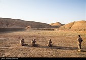 میدان تیر دقت سلاح کلاشنیکف AK-103 در آغاز مسابقه تیراندازی ترکیبی روز نخست مرحله نهایی اولین دوره مسابقات تیراندازی یگان ویژه فاتحین