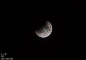 ماه‌گرفتگی جزئی تا دقایقی دیگر در آسمان قابل رویت است