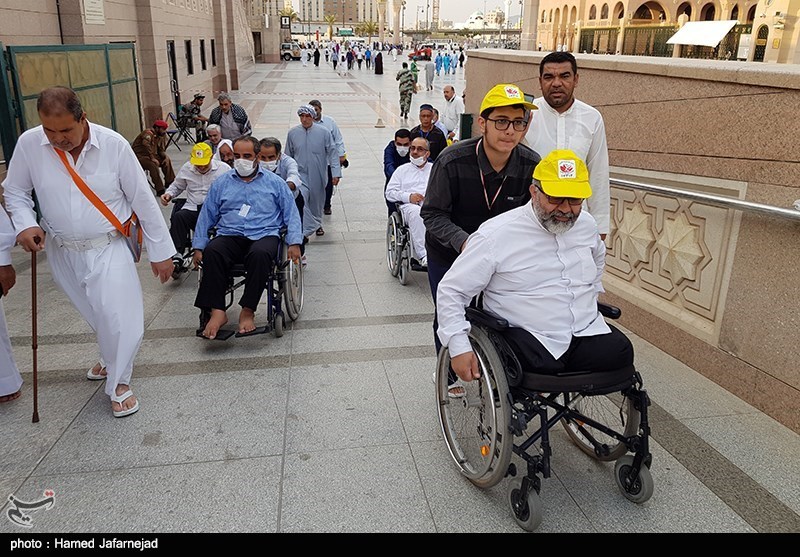 زیارت جانبازان از قبرستان بقیع