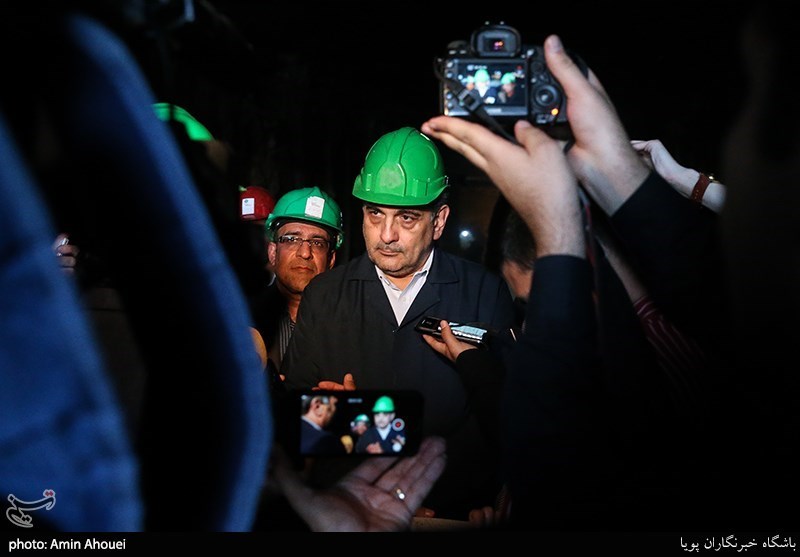 پیروز حناچی شهردار تهران در محل پروژه  اتصال جبهه های حفاری شمالی و جنوبی تونل استاد معین