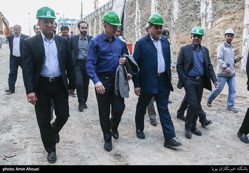 پیروز حناچی شهردار تهران در محل پروژه  اتصال جبهه های حفاری شمالی و جنوبی تونل استاد معین