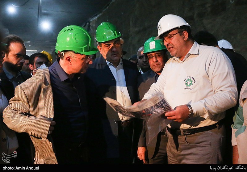 پیروز حناچی شهردار تهران در محل پروژه  اتصال جبهه های حفاری شمالی و جنوبی تونل استاد معین
