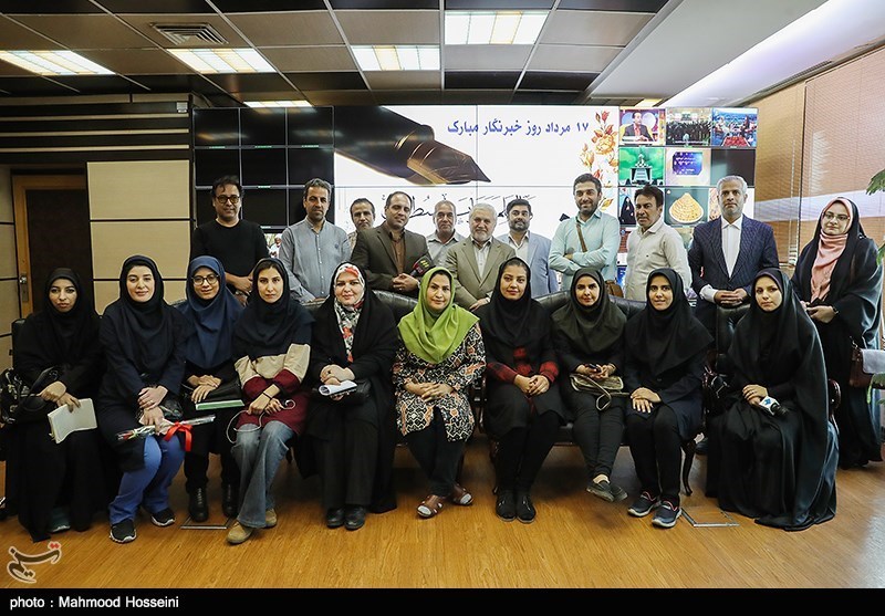 عکس یادگاری خبرنگاران با علی دارابی معاون امور استان های صدا و سیما