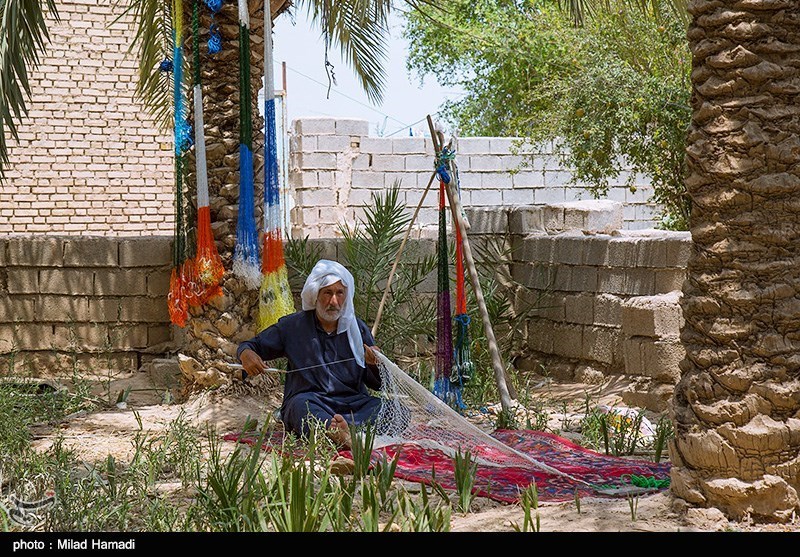 بافتن تور سه متری هفت روز طول ميكشد و اگر تورها بزرگ تر شوند؛ ابو عباس بايد روزهای بيشتری را بنشيند و ببافد. بافتن يك طور هشت متری يك ماه زمان می برد