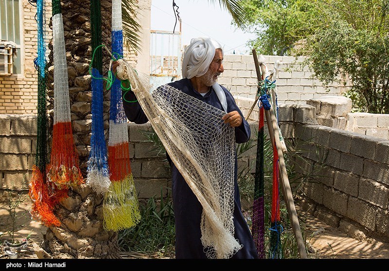 . بافتن تور سه متری هفت روز طول ميكشد و اگر تورها بزرگ تر شوند؛ ابو عباس بايد روزهای بيشتری را بنشيند و ببافد. بافتن يك طور هشت متری يك ماه زمان می برد