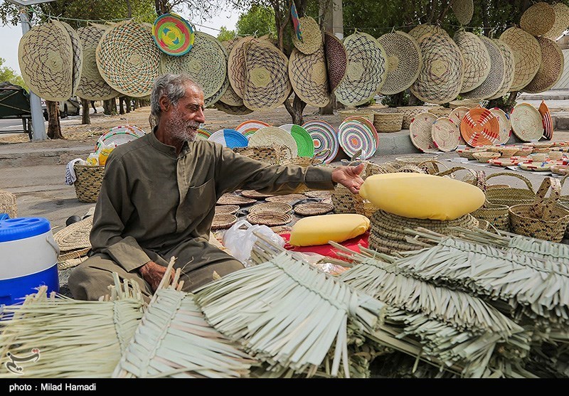 . حصير بافی در استان خوزستان در بيشتر مناطق روستايی و عشايری به واسطه وجود درختان خرما از ساليان سال وجود داشته و همچنين نيز بسياری از زنان با هنرمندی تمام به اين كار مشغولند