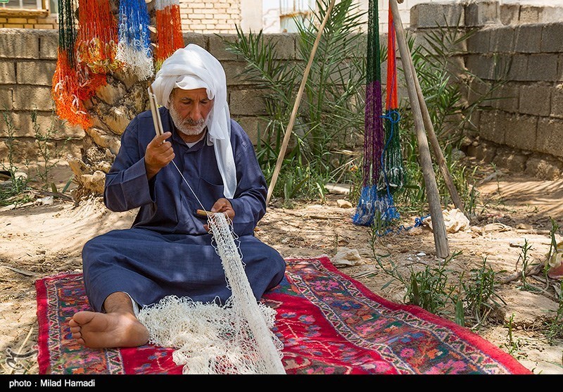 . بافتن تور سه متری هفت روز طول ميكشد و اگر تورها بزرگ تر شوند؛ ابو عباس بايد روزهای بيشتری را بنشيند و ببافد. بافتن يك طور هشت متری يك ماه زمان می برد