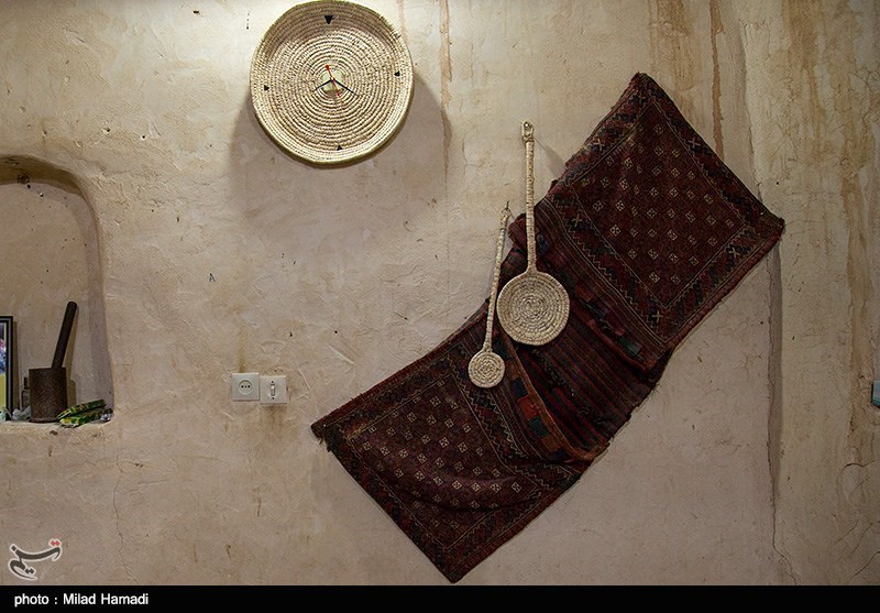 . حصير بافی در استان خوزستان در بيشتر مناطق روستايی و عشايری به واسطه وجود درختان خرما از ساليان سال وجود داشته و همچنين نيز بسياری از زنان با هنرمندی تمام به اين كار مشغولند