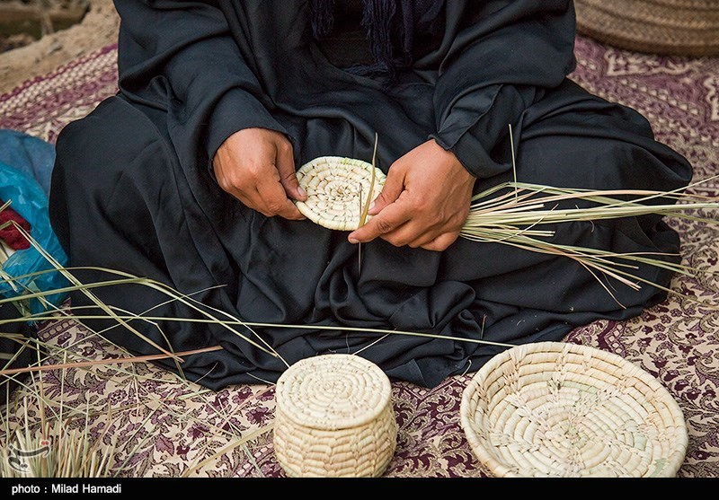 . حصير بافی در استان خوزستان در بيشتر مناطق روستايی و عشايری به واسطه وجود درختان خرما از ساليان سال وجود داشته و همچنين نيز بسياری از زنان با هنرمندی تمام به اين كار مشغولند