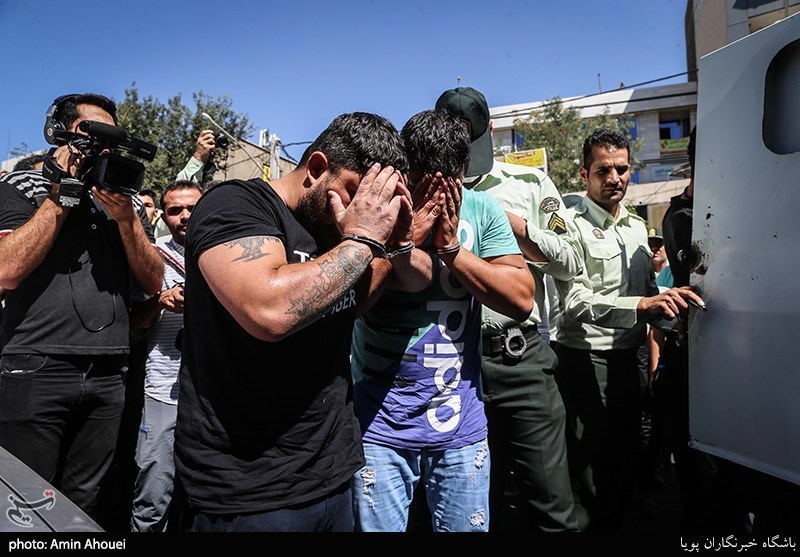 اوباش دستگیر شده محله مهرآباد جنوبی که با شمشیر به شهروندان حمله ور میشدند