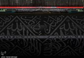 همه ساله روز نهم ذی الحجه و در حالیکه زائران خانه خدا در صحرای عرفات حضور دارند، پرده جدید کعبه طی مراسمی بر بنای خانه خدا نصب می شود.این پرده از جنس حریر طبیعی خالص و به رنگ مشکی، منقش به آیات قرآن کریم است که با خط زیبا، با نخ های طلا و نقره بافته شده است.پرده قبلی به روسا و سران کشورهای اسلامی اهدا می شود.